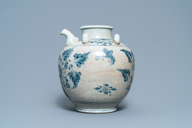 Une grande verseuse &agrave; vin en porcelaine de Chine en bleu et blanc dite 'de Swatow', Ming