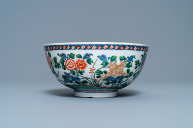 Un bol en porcelaine de Chine famille verte et un plat en rouge de fer, Kangxi