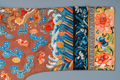 Een Chinese geborduurde zijden 'draken' mantel met bruine fondkleur, 18/19e eeuw