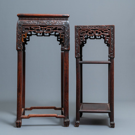 Deux socles en bois hongmu sculpt&eacute; aux plateaux en marbre, Chine, 19&egrave;me