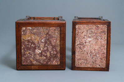 Deux socles en bois hongmu sculpt&eacute; aux plateaux en marbre, Chine, 19&egrave;me