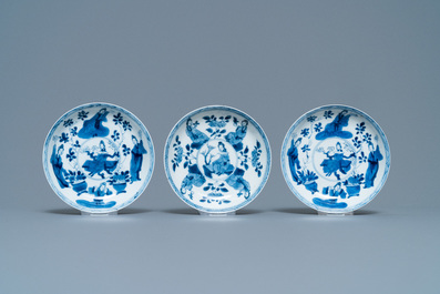 Six grandes tasses et cinq soucoupes en porcelaine de Chine en bleu et blanc, marque Yu, Kangxi