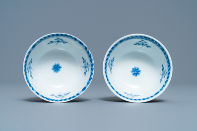 Une paire de tasses et soucoupes en porcelaine de Chine en bleu et blanc, Kangxi/Yongzheng