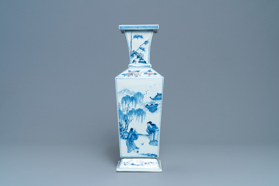 Een Chinese vierkante blauw-witte en koperrode vaas, Kangxi