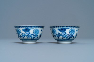 Une paire de tasses et soucoupes en porcelaine de Chine en bleu et blanc, Kangxi/Yongzheng
