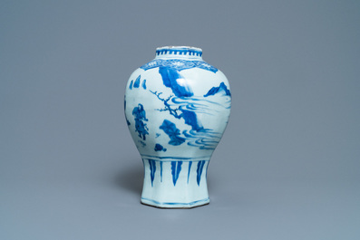 Un vase en porcelaine de Chine en bleu et blanc &agrave; d&eacute;cor de figures dans un paysage, &eacute;poque Transition