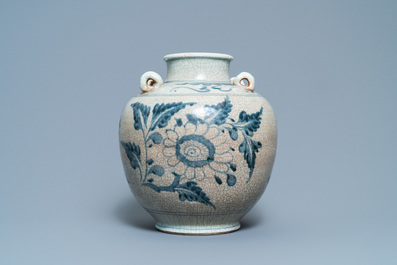 Une grande verseuse &agrave; vin en porcelaine de Chine en bleu et blanc dite 'de Swatow', Ming