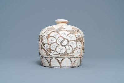 Un vase en gr&egrave;s de type Cizhou de forme 'meiping coup&eacute;' &agrave; d&eacute;cor sgraffiatio, Song/Ming