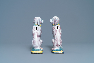 Une paire de tirelires en forme de chien en fa&iuml;ence de Delft polychrome, 18&egrave;me