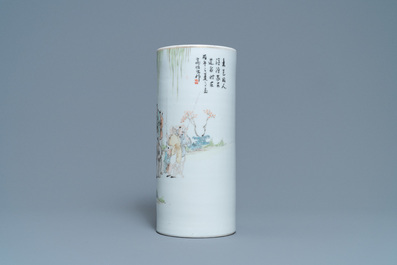 Een Chinese qianjiang cai dekselkom en een hoedensteun, 19/20e eeuw