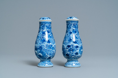 Une paire de verseuses couvertes en porcelaine de Chine en bleu et blanc, Kangxi