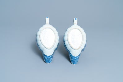 Une paire de sauci&egrave;res sur supports en porcelaine de Chine en bleu et blanc, Qianlong