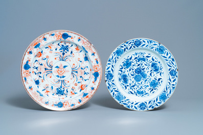 Quatre plats en porcelaine de Chine en bleu et blanc, famille verte et de style Imari, Ming et apr&egrave;s