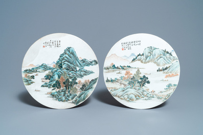Twee ronde Chinese qianjiang cai 'landschap' plaquettes, gesign. Ao Shaoquan en gedat. 1904