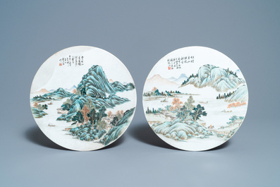 Deux plaques en porcelaine de Chine qianjiang cai &agrave; d&eacute;cor de paysages, sign&eacute;es Ao Shaoquan et dat&eacute;es 1904