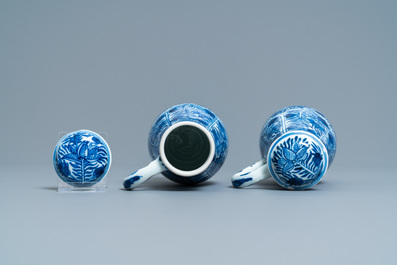 Une paire de verseuses couvertes en porcelaine de Chine en bleu et blanc, Kangxi
