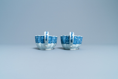 Een paar Chinese blauw-witte 'Xi Xiang Ji' sauskommen op onderschotel, Qianlong