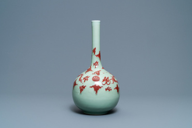 Un vase de forme bouteille en porcelaine de Chine &agrave; d&eacute;cor d'un dragon en rouge de cuivre sur fond c&eacute;ladon, Kangxi