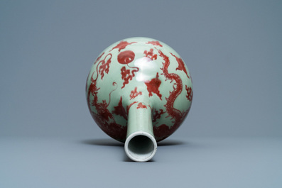 Un vase de forme bouteille en porcelaine de Chine &agrave; d&eacute;cor d'un dragon en rouge de cuivre sur fond c&eacute;ladon, Kangxi