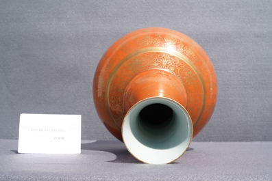 Un vase de forme bouteille en porcelaine de Chine &agrave; fond rouge de corail, marque et &eacute;poque de Guangxu