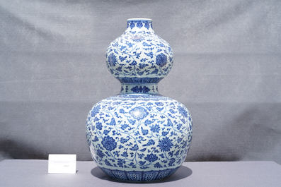 A large Chinese blue and white double gourd vase with floral scrolls, 19/20th C.