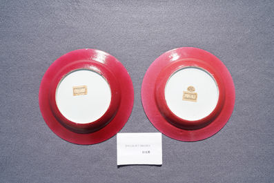 Une paire d'assiettes en porcelaine de Chine famille rose au dos rouge de rubis, Yongzheng