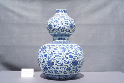 A large Chinese blue and white double gourd vase with floral scrolls, 19/20th C.