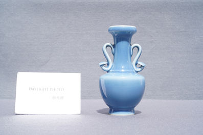 Un vase en porcelaine de Chine monochrome bleu de lavande, marque Yongzheng &agrave; 4 caract&egrave;res et poss. d'&eacute;poque