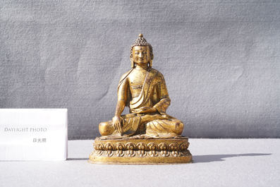 Een Sino-Tibetaanse vergulde bronzen figuur van Boeddha Shakyamuni, 18/19e eeuw