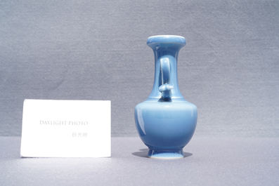 Un vase en porcelaine de Chine monochrome bleu de lavande, marque Yongzheng &agrave; 4 caract&egrave;res et poss. d'&eacute;poque