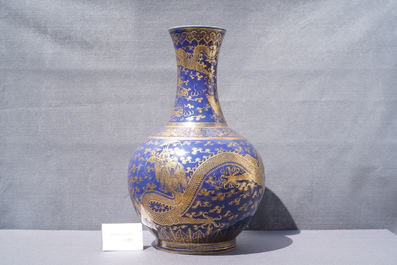 Un grand vase bouteille en porcelaine de Chine bleu monochrome &agrave; d&eacute;cor dor&eacute; de dragons et ph&eacute;nix, marque et &eacute;poque de Guangxu