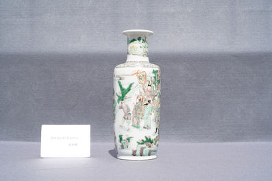 Un vase de forme rouleau en porcelaine de Chine famille verte &agrave; d&eacute;cor 'Feng shen bang', Kangxi