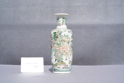 Un vase de forme rouleau en porcelaine de Chine famille verte &agrave; d&eacute;cor 'Feng shen bang', Kangxi