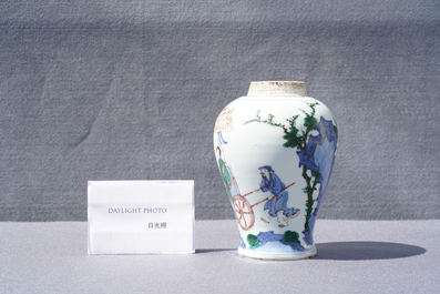 Un vase en porcelaine de Chine wucai &agrave; d&eacute;cor de 'Hongfu', &eacute;poque Transition