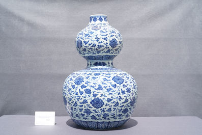 Un grand vase de forme double gourde en porcelaine de Chine en bleu et blanc, 19/20&egrave;me