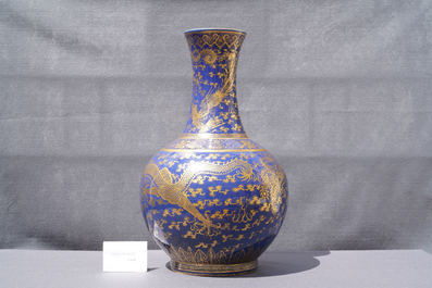 Een grote Chinese monochrome blauwe flesvormige vaas met verguld decor van draken en feniksen, Guangxu merk en periode