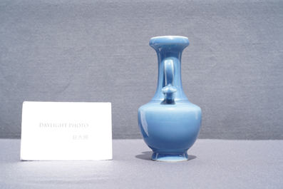 Un vase en porcelaine de Chine monochrome bleu de lavande, marque Yongzheng &agrave; 4 caract&egrave;res et poss. d'&eacute;poque