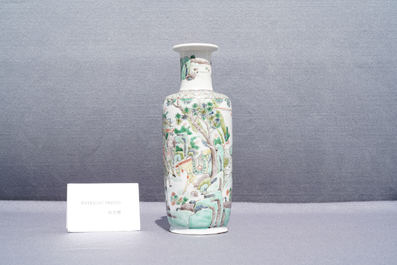 Un vase de forme rouleau en porcelaine de Chine famille verte &agrave; d&eacute;cor 'Feng shen bang', Kangxi