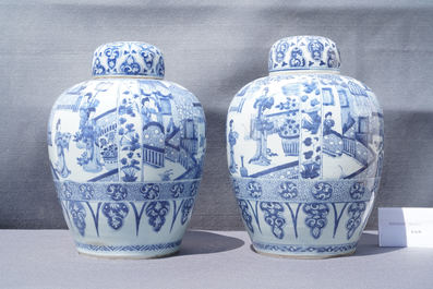 Une paire de grands pots couverts en porcelaine de Chine en bleu et blanc, Kangxi
