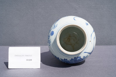 Un vase en porcelaine de Chine en bleu et blanc &agrave; d&eacute;cor d'oiseaux, &eacute;poque Transition
