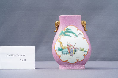 Un vase de forme 'hu' en porcelaine de Chine famille rose &agrave; fond rose, R&eacute;publique