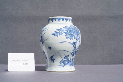 Un vase en porcelaine de Chine en bleu et blanc &agrave; d&eacute;cor d'oiseaux, &eacute;poque Transition