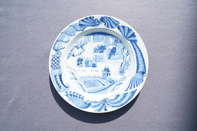 Un plat en porcelaine de Chine en bleu et blanc &agrave; d&eacute;cor de la cultivation de th&eacute;, Qianlong