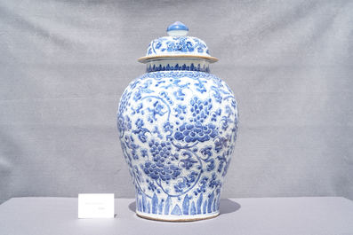 Een grote Chinese blauw-witte dekselvaas met floraal decor, Kangxi
