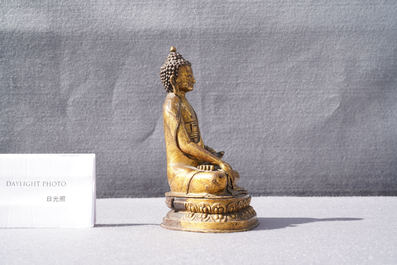 Een Sino-Tibetaanse vergulde bronzen figuur van Boeddha Shakyamuni, 18/19e eeuw