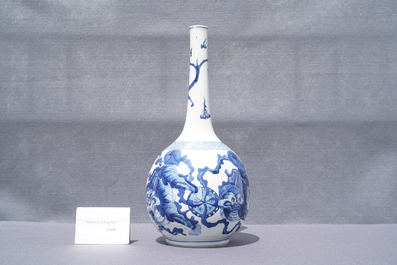 Un vase de forme bouteille en porcelaine de Chine en bleu et blanc &agrave; d&eacute;cor de lions bouddhistes, Kangxi