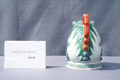 Une verseuse en forme de lion bouddhiste en porcelaine de Chine famille rose, Qianlong/Jiaqing