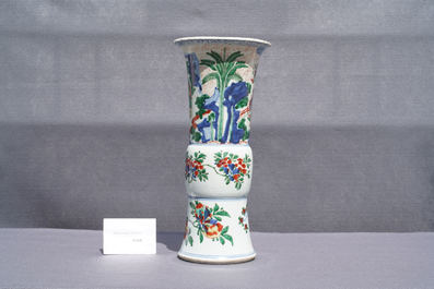 Un vase de forme 'gu' en porcelaine de Chine wucai, Shunzhi