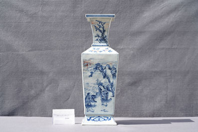 Een Chinese vierkante blauw-witte en koperrode vaas, Kangxi