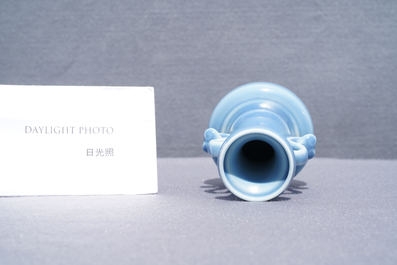 Un vase en porcelaine de Chine monochrome bleu de lavande, marque Yongzheng &agrave; 4 caract&egrave;res et poss. d'&eacute;poque